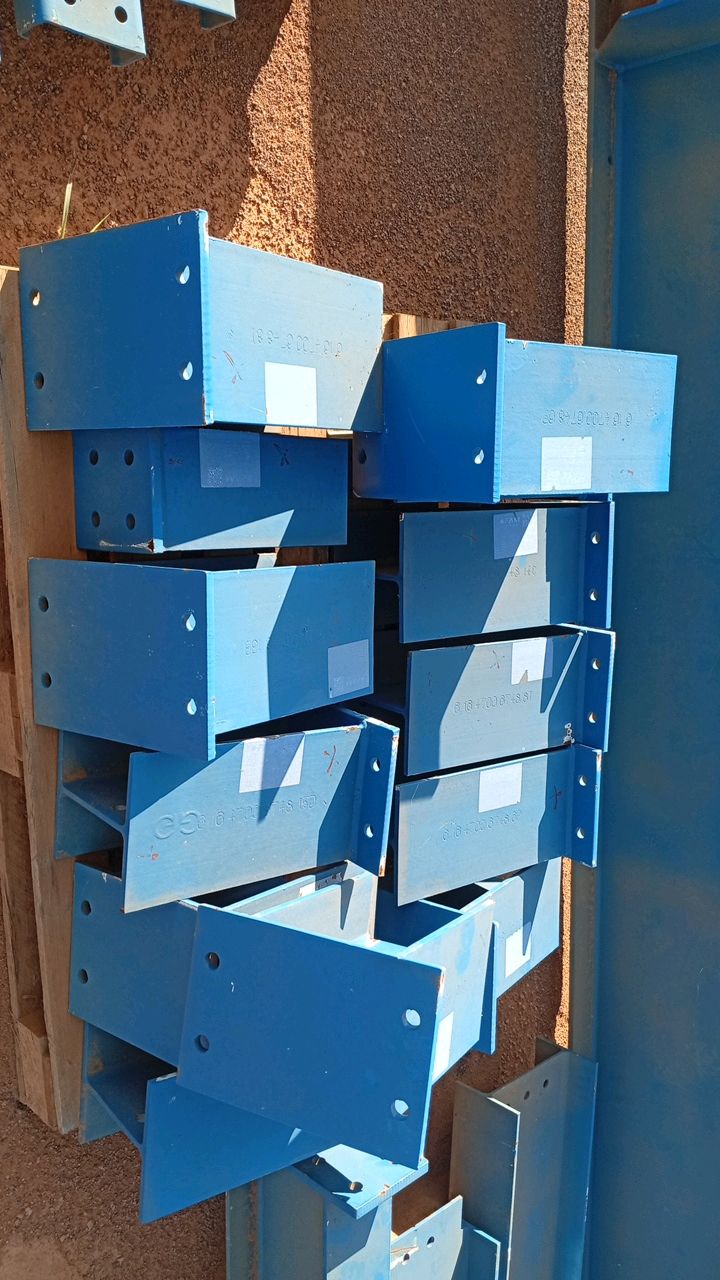 Lot of Metal Structures / Street 2-3 / BOX F15
