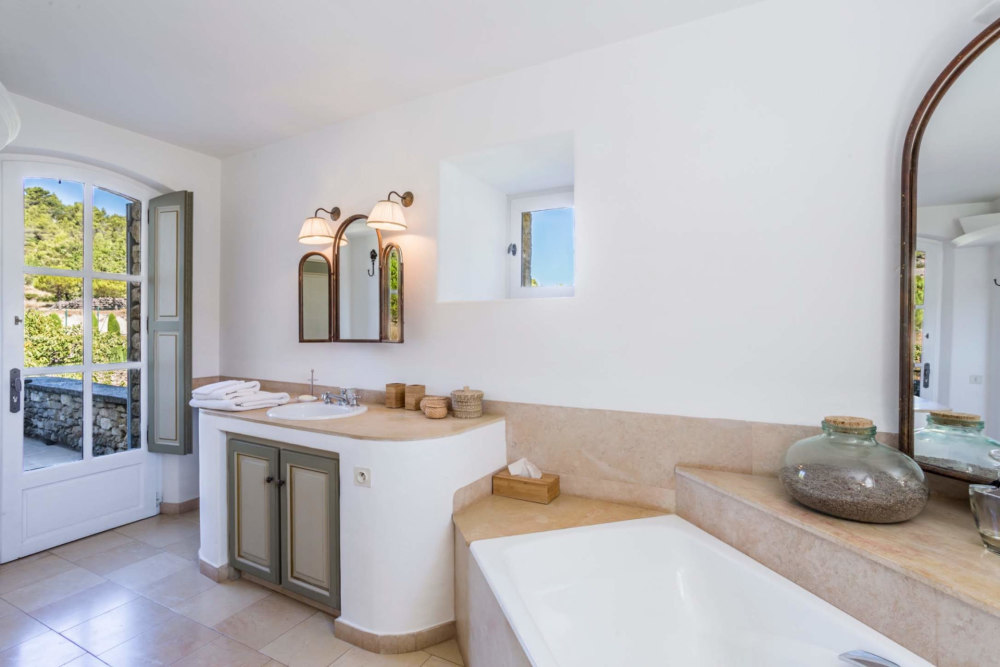 Photographs of Bastide des Millefleurs villa in Provence - Image 22 of 46