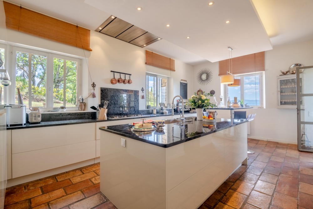 Photographs of Mas Bonheur villa in Provence - Image 9 of 32