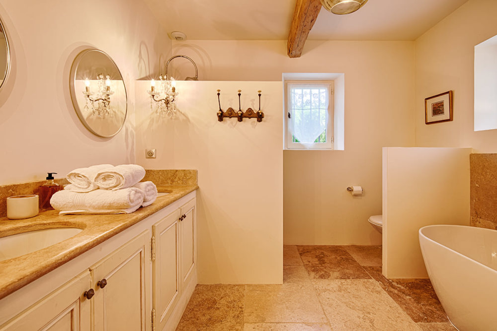 Photographs of Mas de Isa villa in Provence - Image 27 of 41