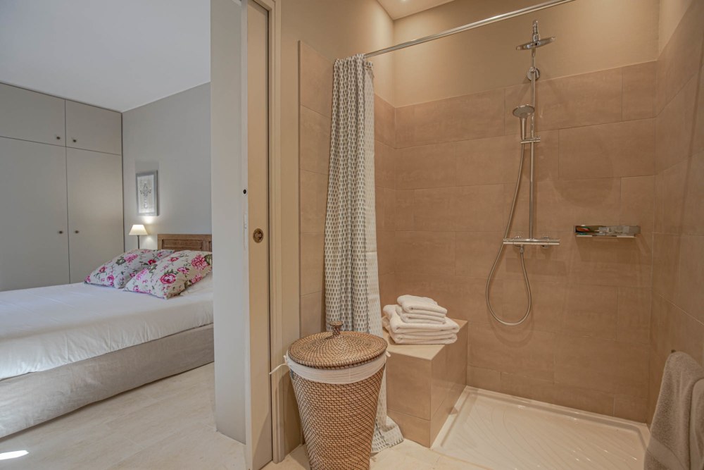 Photographs of Mas de Monvert villa in Provence - Image 17 of 34