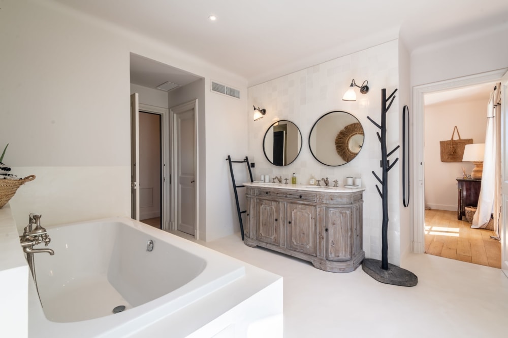 Photographs of Bastide de Coussoul villa in Provence - Image 25 of 41