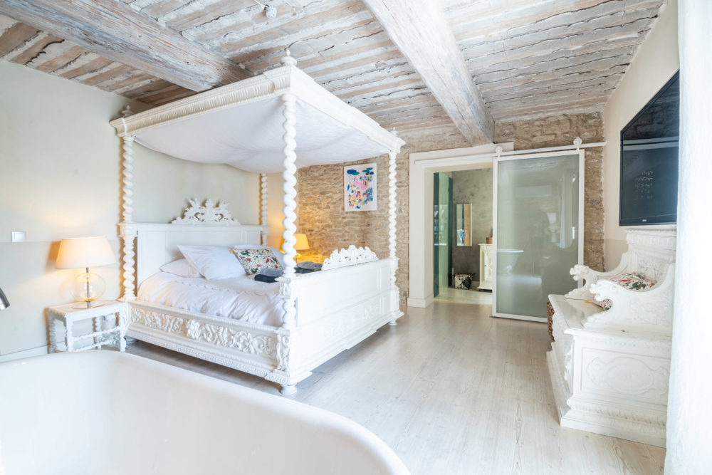 Photographs of Bastide de la Senancole villa in Provence - Image 15 of 52