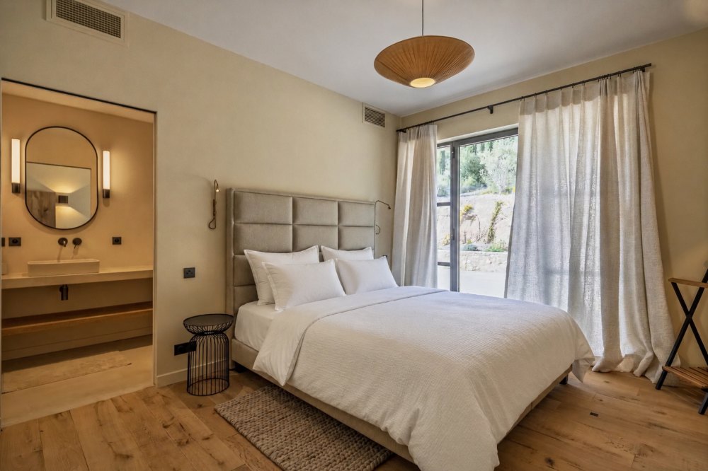 Photographs of Mas des Crêtes villa in Provence - Image 30 of 41