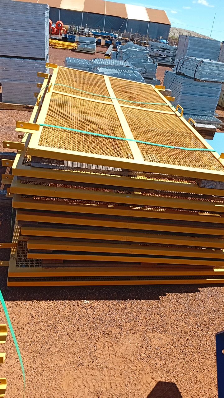 Lot of Metal Structures/ Street 1-2 / BOX B7