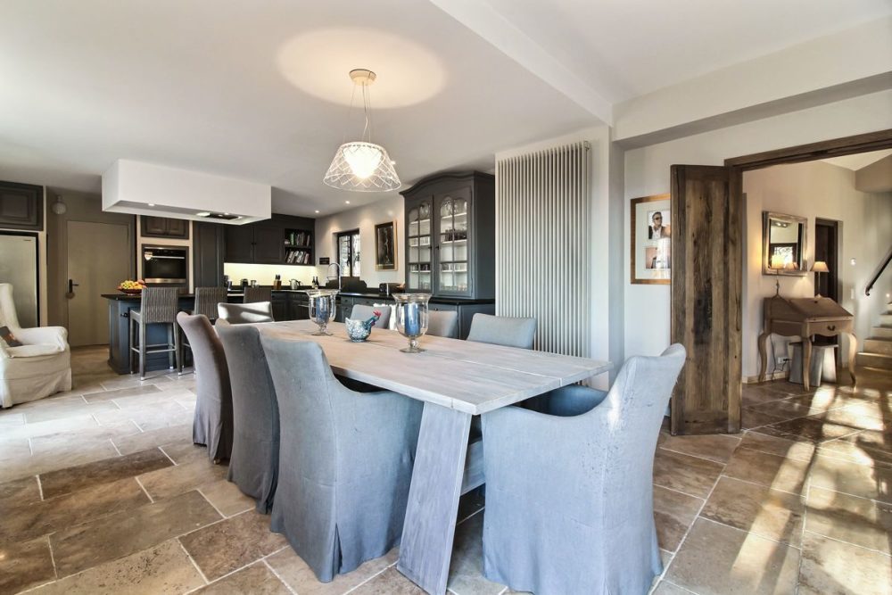 Photographs of Mas de Bellecour villa in Provence - Image 9 of 37