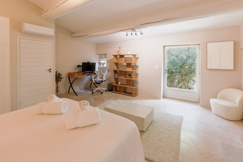 Photographs of New! Mas de la Lyre villa in Provence - Image 22 of 46
