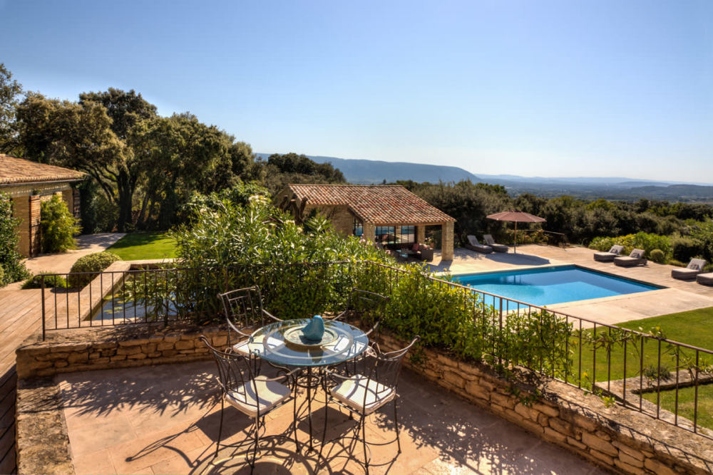 Photographs of Mas de Bellecour villa in Provence - Image 3 of 37