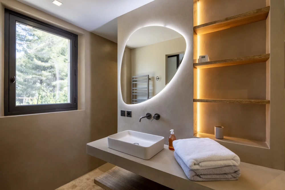 Photographs of Mas des Crêtes villa in Provence - Image 24 of 41