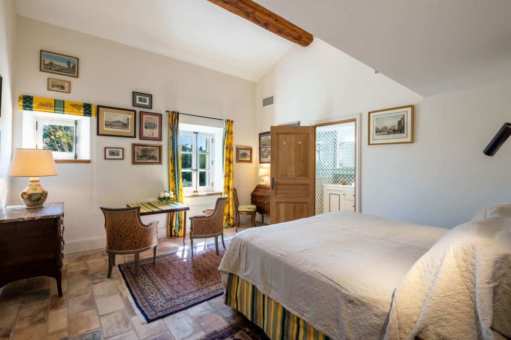 Photographs of Mas du Lauzange villa in Provence - Image 33 of 43