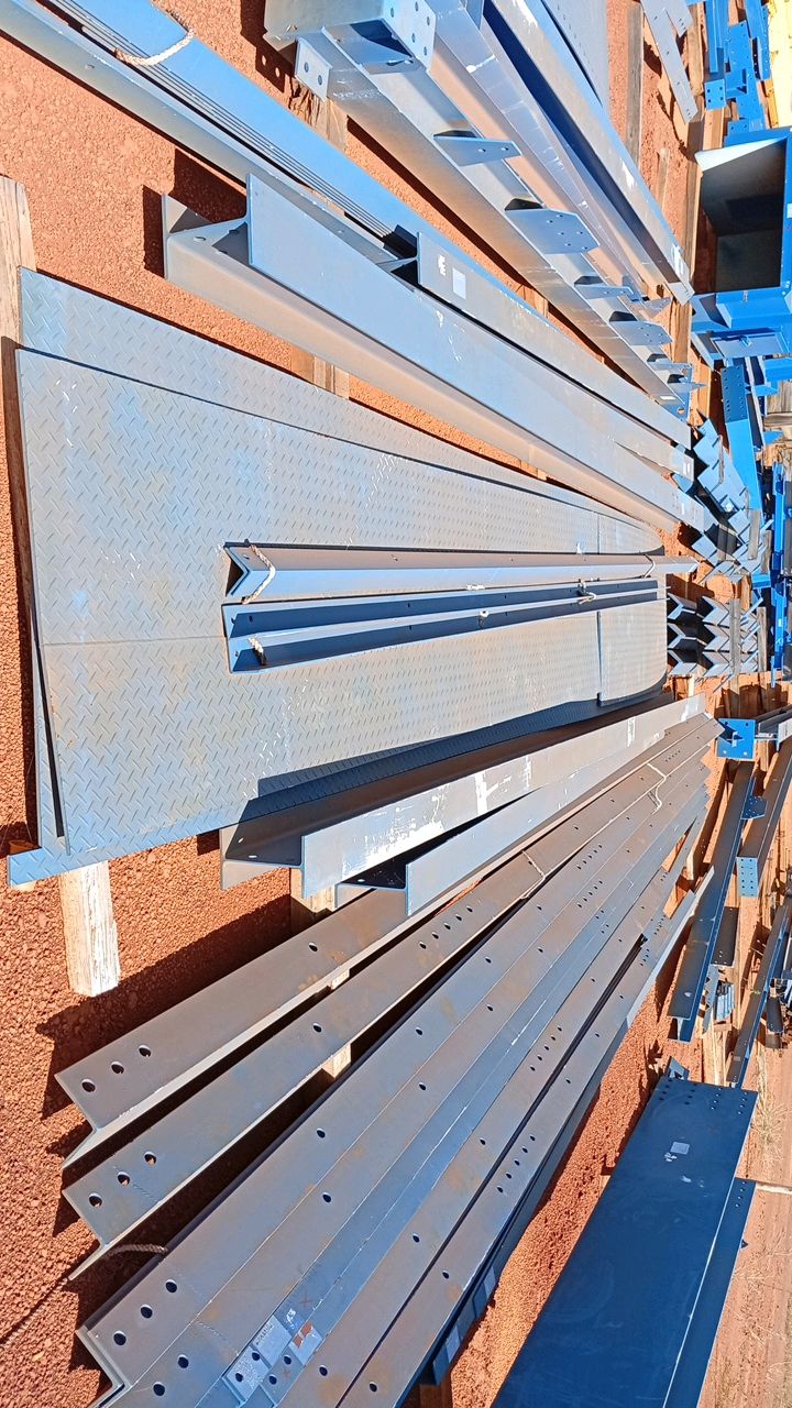 Lot of Metal Structures / BOX G20