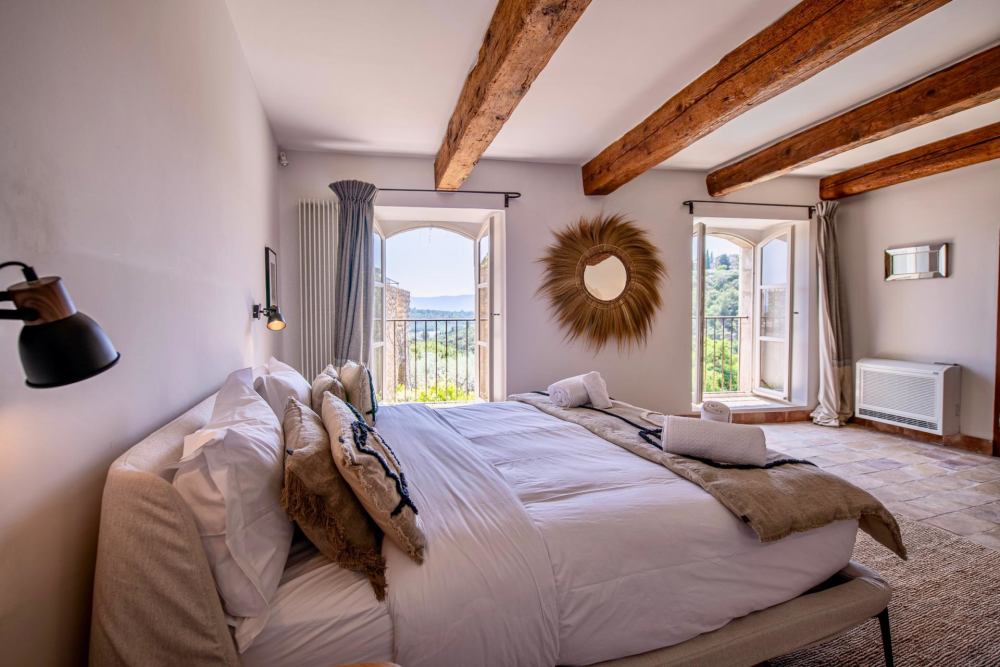 Photographs of Mas de la Reine villa in Provence - Image 23 of 41