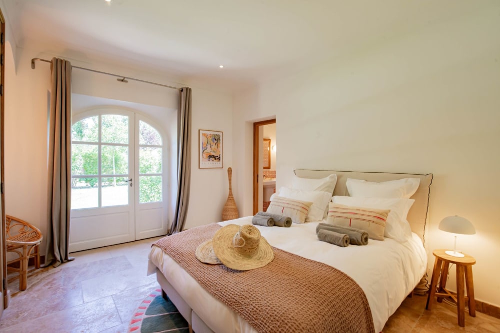 Photographs of Mas de Cezanne villa in Provence - Image 24 of 41