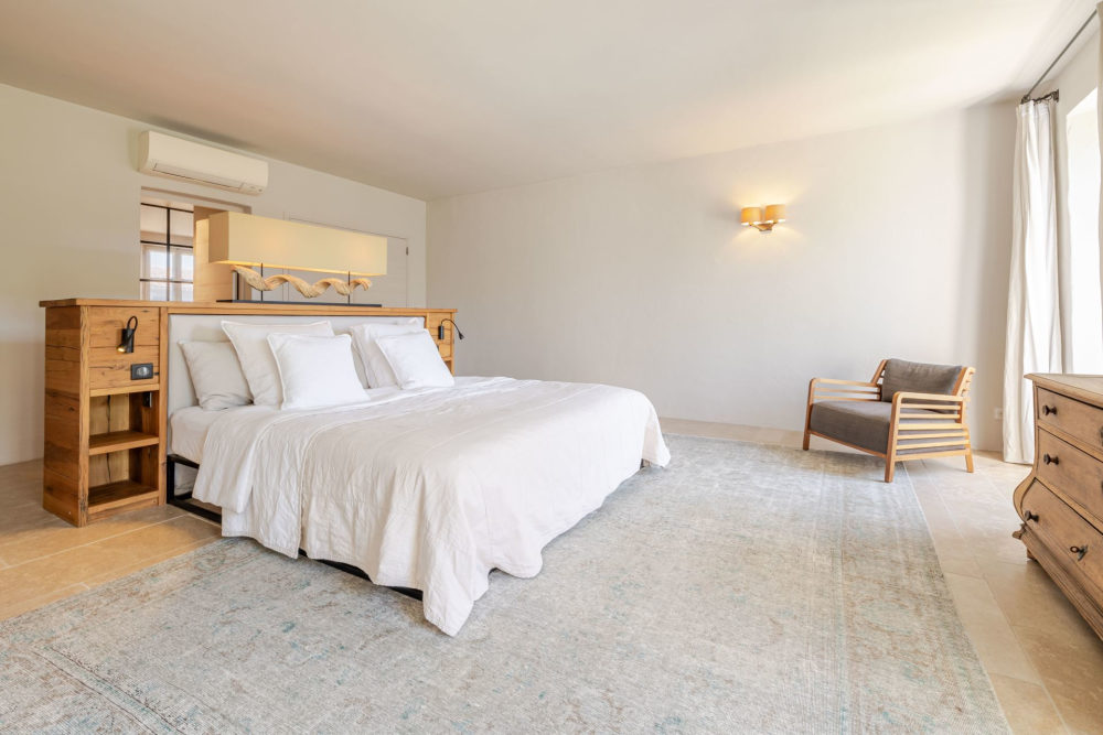 Photographs of Mas du Poète villa in Provence - Image 20 of 39