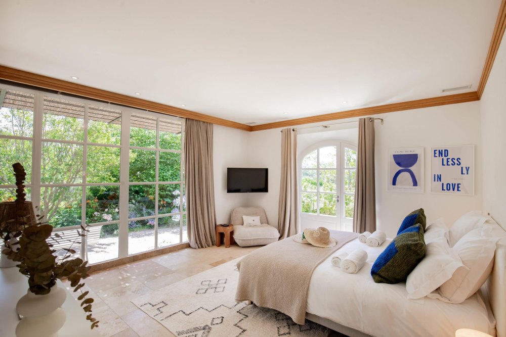 Photographs of Mas de Cezanne villa in Provence - Image 31 of 41