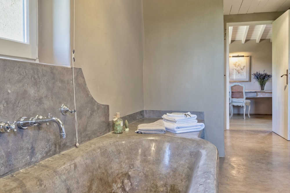Photographs of Mas de la Quietude villa in Provence - Image 18 of 48