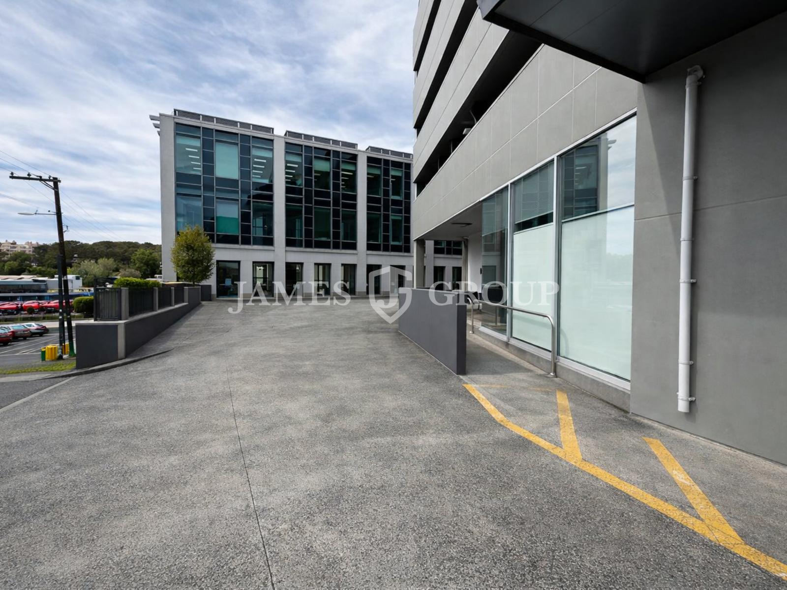Light-filled Gf Office With Three Meeting Rooms