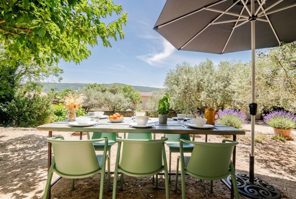Photographs of Mas Rustrel villa in Provence - Image 3 of 26