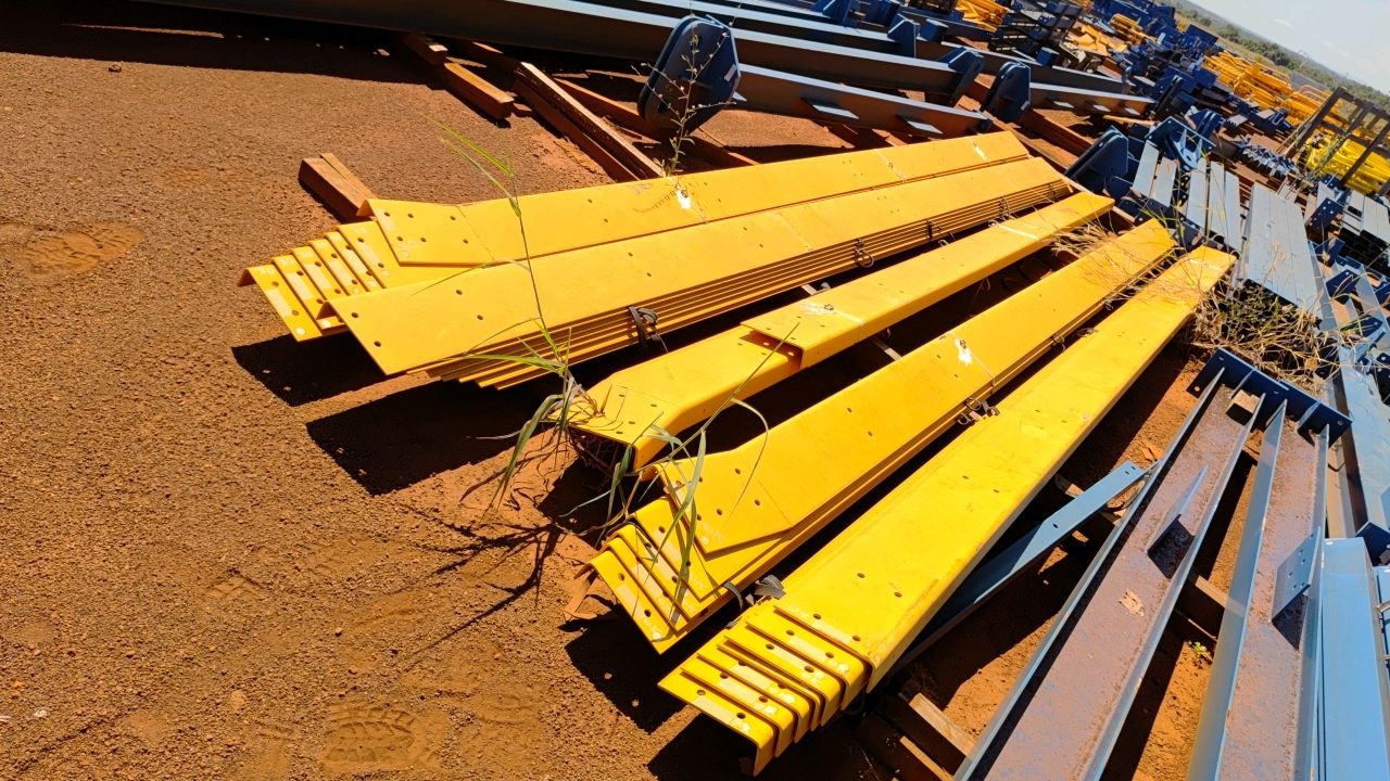 Lot of Metal Structures/ Street 4-5 / BOX E3