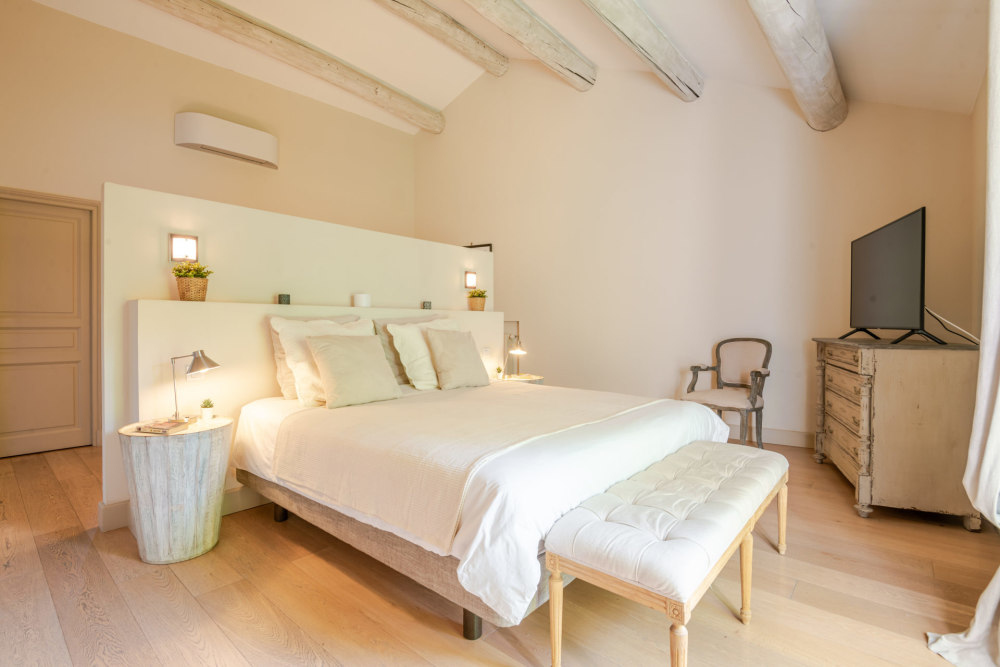 Photographs of Mas des Lilas villa in Provence - Image 15 of 36