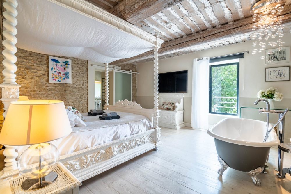 Photographs of Bastide de la Senancole villa in Provence - Image 14 of 52