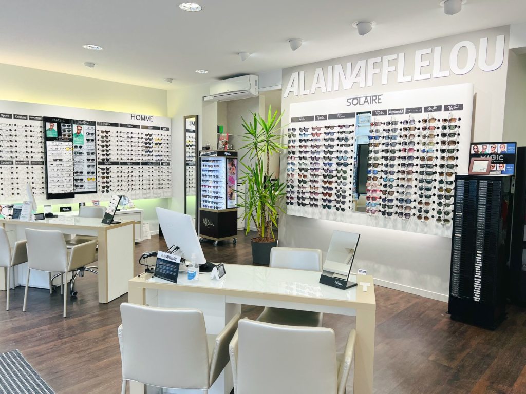 Magasin Opticien 20 rue de la Pelleterie 14700 FALAISE intérieur