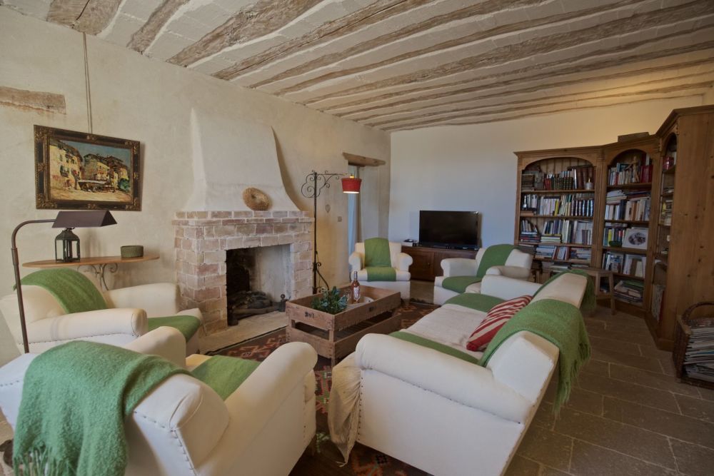Photographs of Mas de la Galifette villa in Provence - Image 9 of 37
