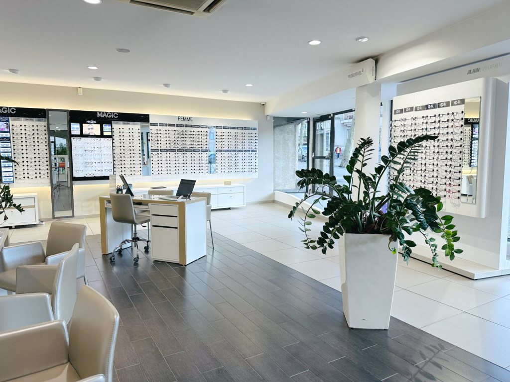 Magasin Opticien 9 place Vival 46100 FIGEAC intérieur