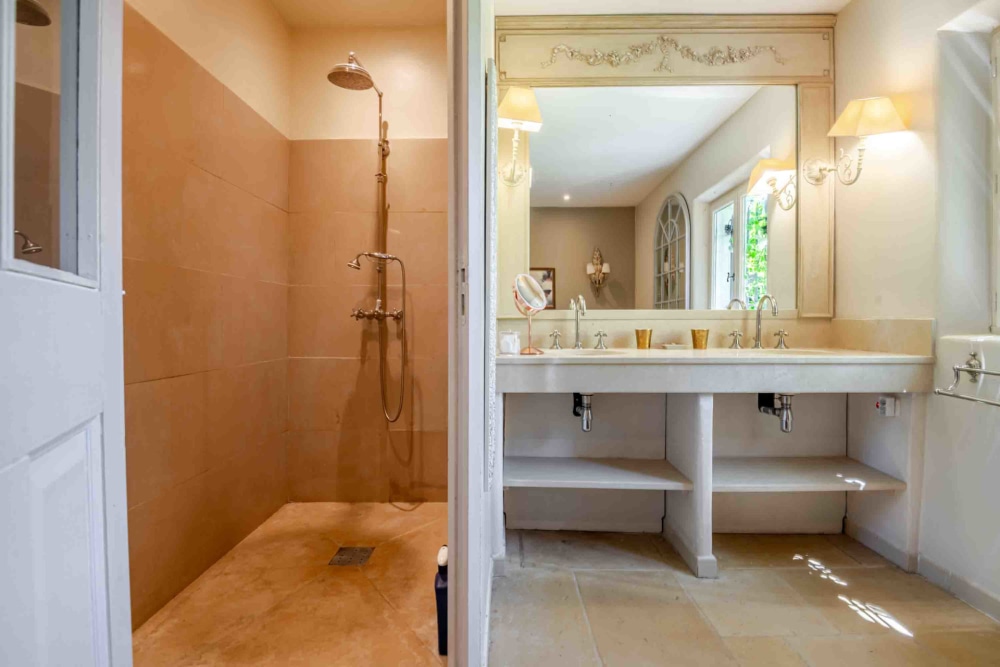Photographs of Mas du Grelot villa in Provence - Image 25 of 39