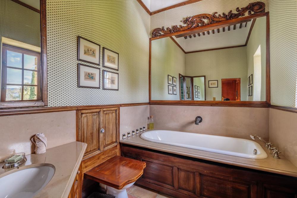 Photographs of Chateau de Sannes villa in Provence - Image 34 of 61