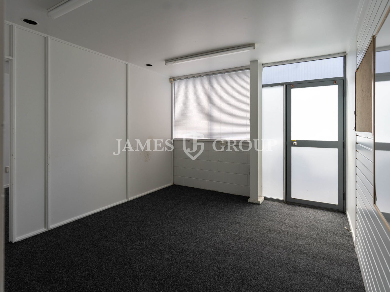 Henderson High Stud Unit + 3 Carparks | 180sqm