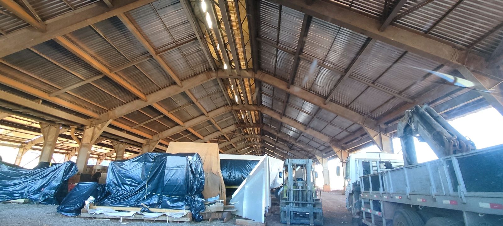 Building in Bolted Metal Structure - Homogenization - 10200m²