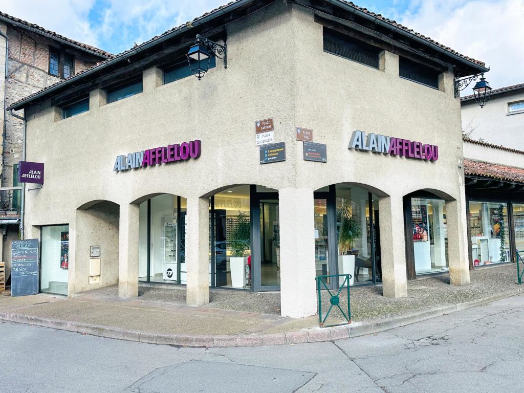 Magasin Opticien 9 place Vival 46100 FIGEAC extérieur