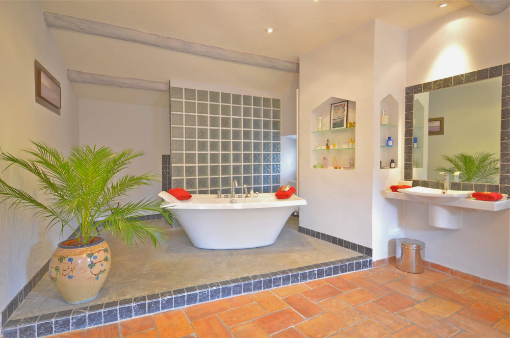 Photographs of La Cour villa in Provence - Image 15 of 34