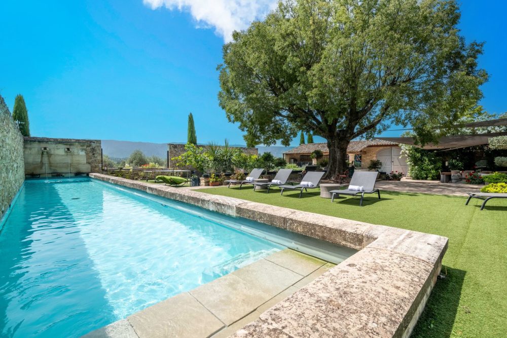 Photographs of Bastide de la Senancole villa in Provence - Image 2 of 52