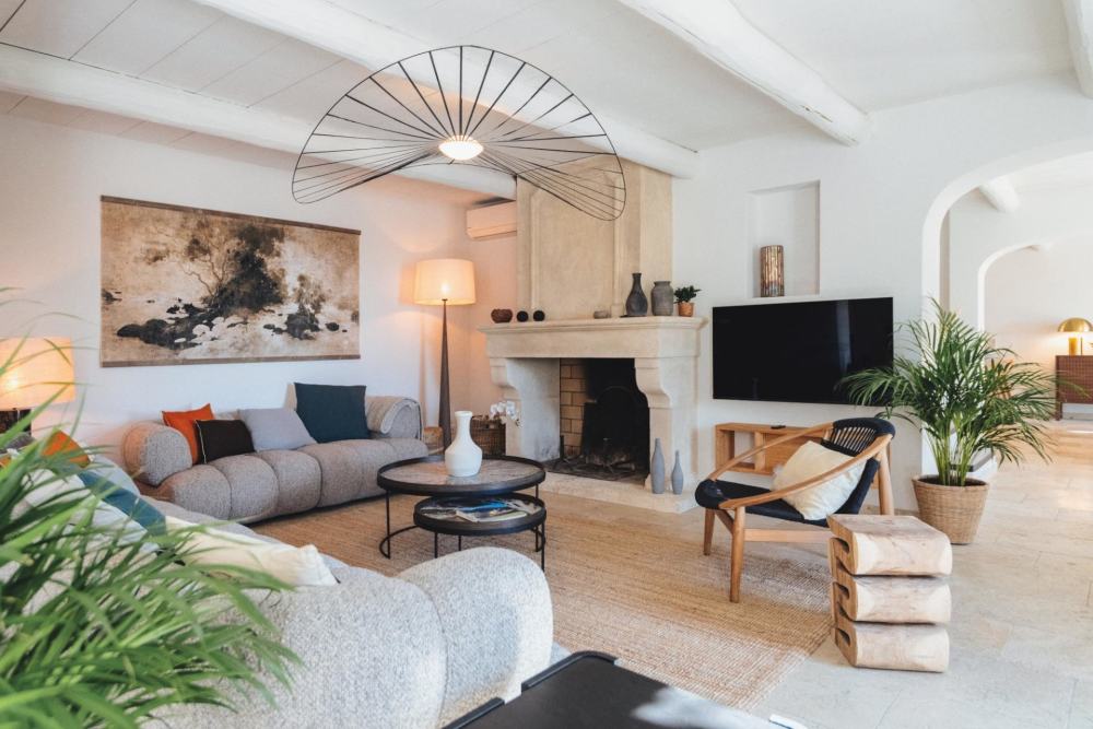 Photographs of Mas des Charmes villa in Provence - Image 7 of 39