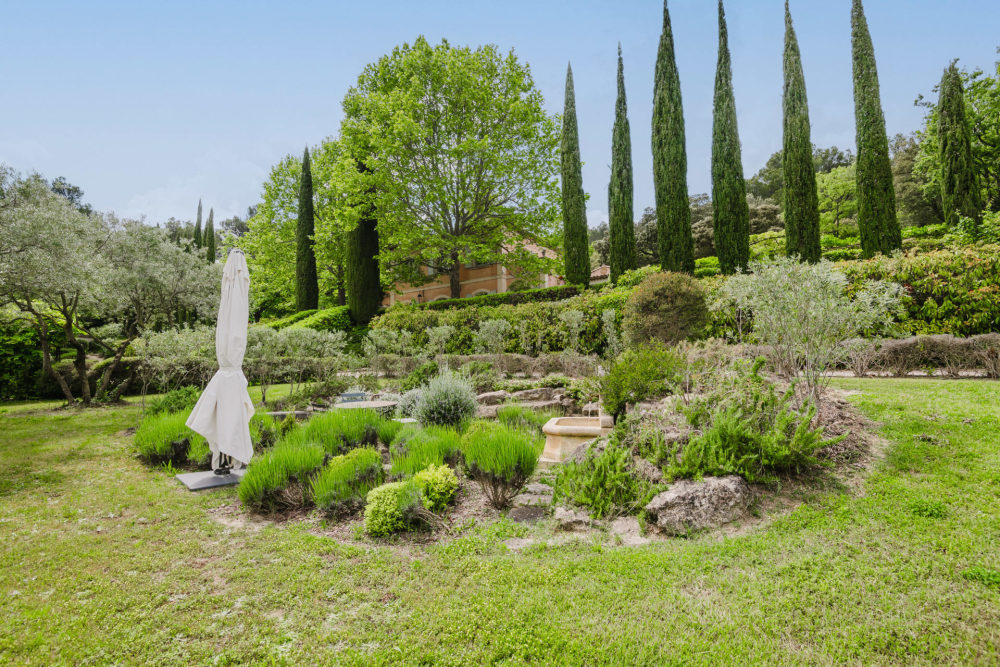 Photographs of Bastide Des Jardins villa in Provence - Image 19 of 52