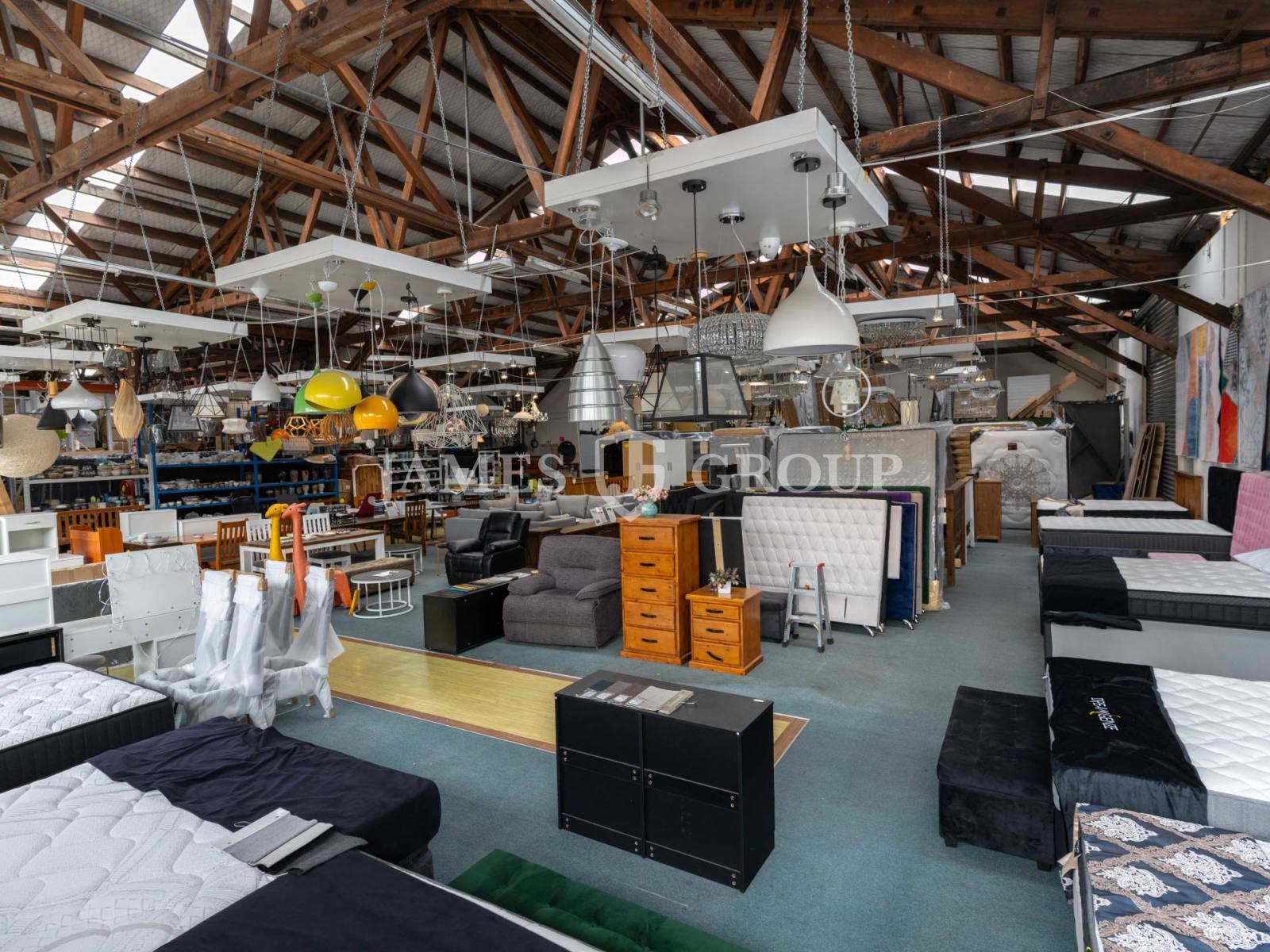 High-profile Trade Unit With Yard