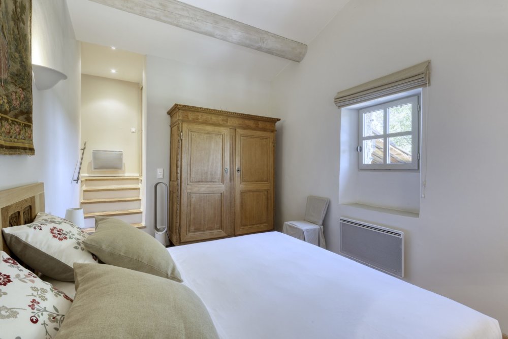 Photographs of Mas de Monvert villa in Provence - Image 11 of 34