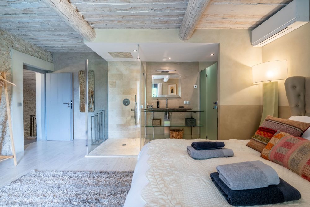 Photographs of Bastide de la Senancole villa in Provence - Image 33 of 52