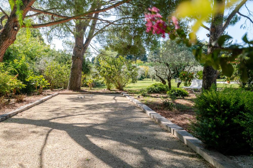 Photographs of Mas du Lauzange villa in Provence - Image 29 of 43