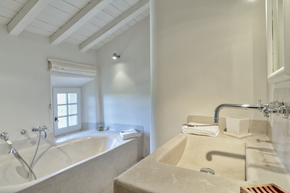 Photographs of Mas de la Quietude villa in Provence - Image 34 of 48