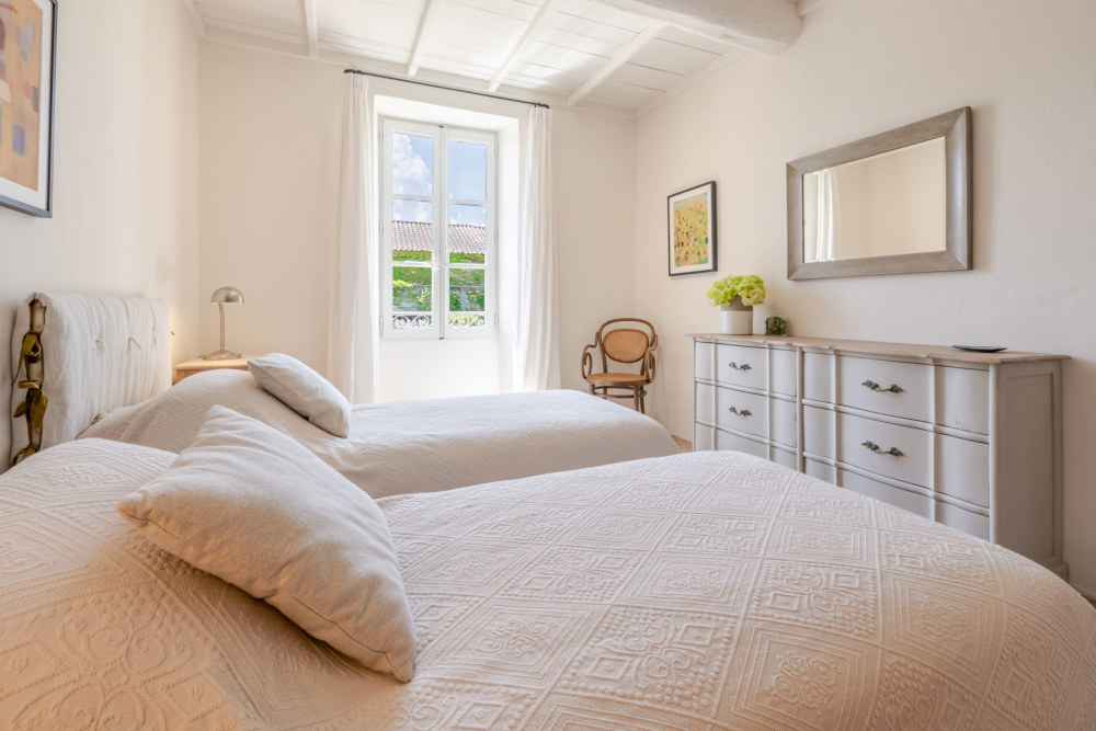 Photographs of Mas du Poète villa in Provence - Image 33 of 39