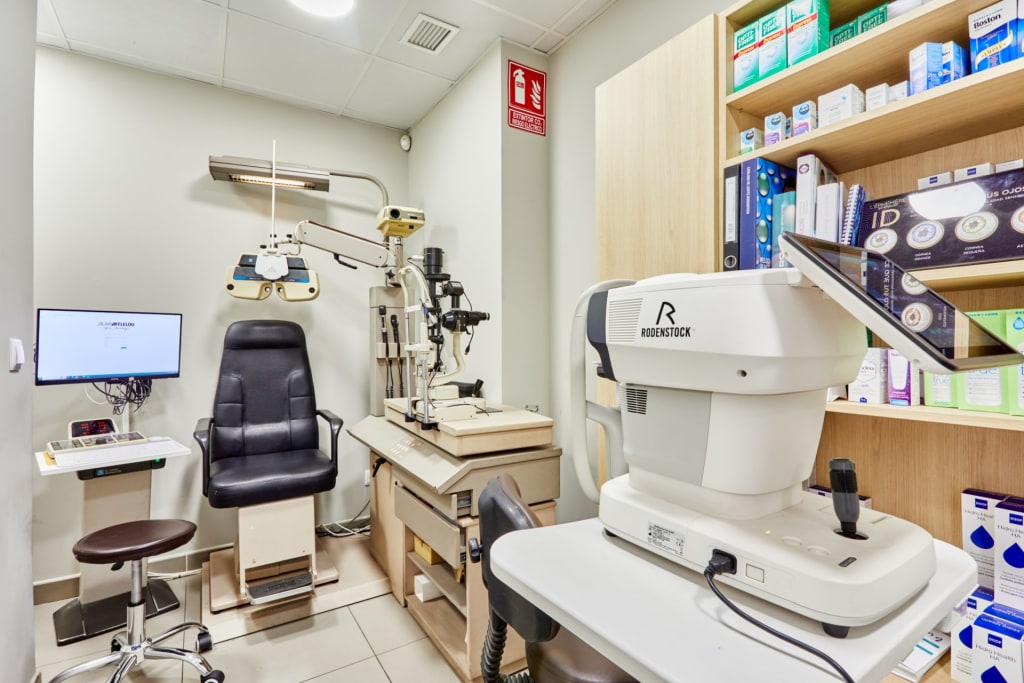 Tienda Óptico Travesera de Gracia 92, esquina via Augusta 08006 BARCELONA interior