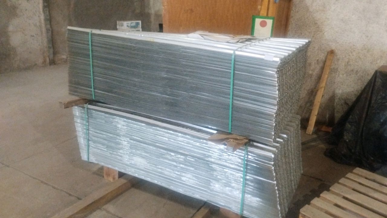 Lot of galvanized profiles of the "steel deck" type