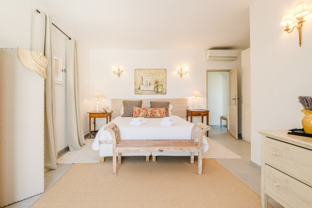 Photographs of Mas des Imberts villa in Provence - Image 24 of 48