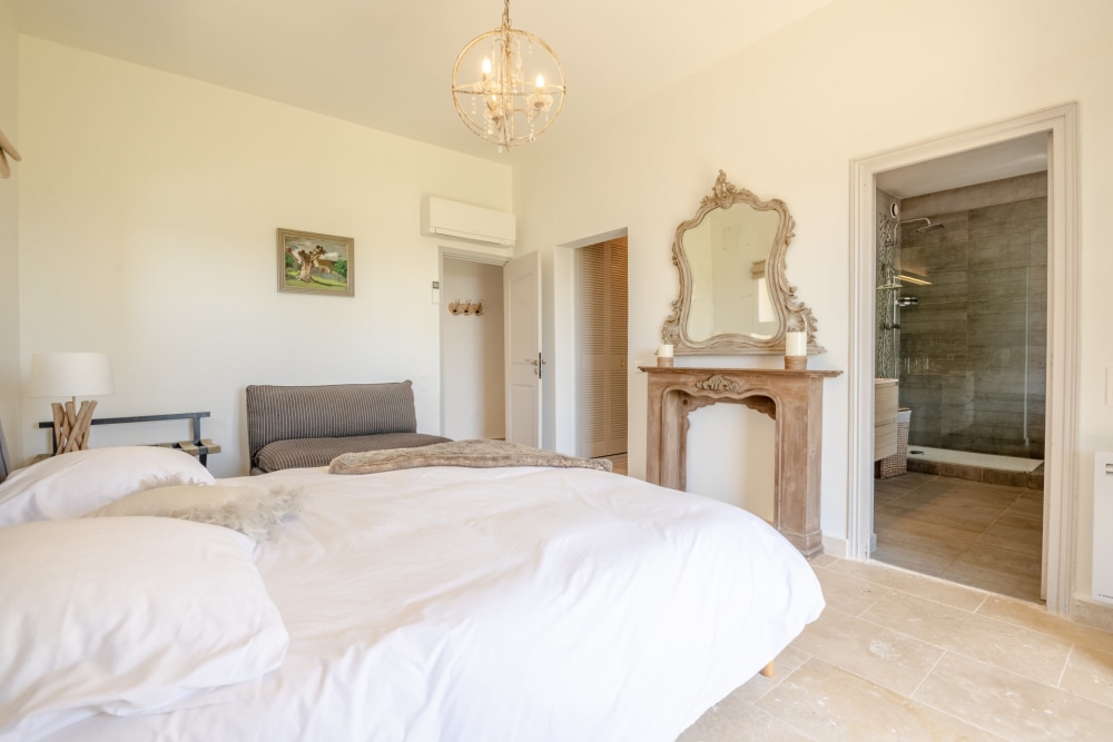 Photographs of Mas Bonheur villa in Provence - Image 15 of 32