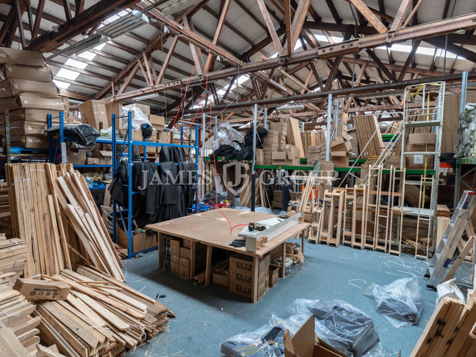 High-profile Trade Unit With Yard