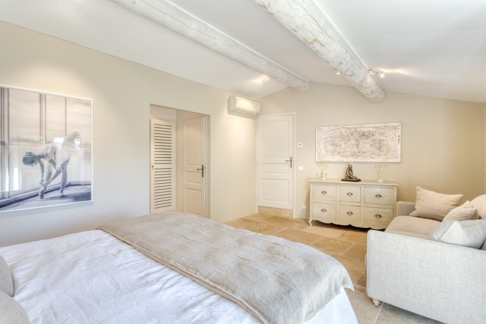 Photographs of Mas des Mésanges villa in Provence - Image 10 of 35