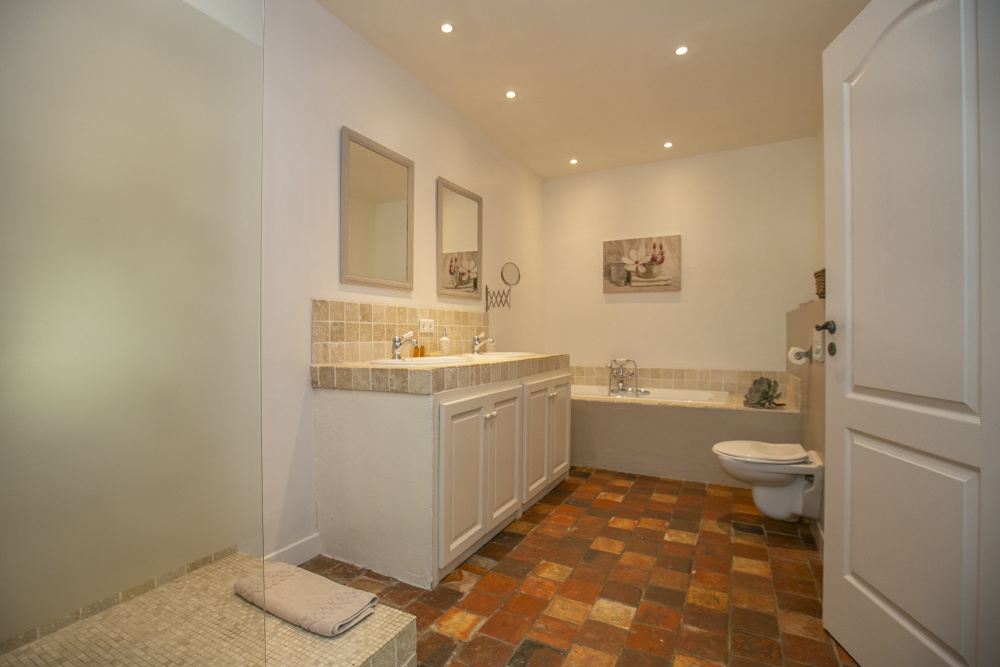 Photographs of Mas des Marguerites villa in Provence - Image 13 of 43